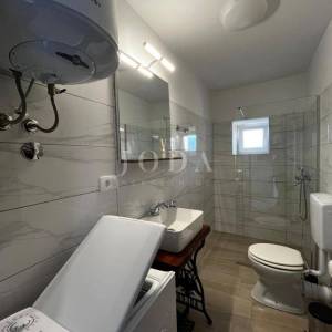 Kuća na prodaju blizu Malinske s pet apartmana