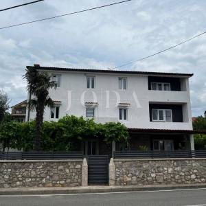 Kuća na prodaju blizu Malinske s pet apartmana