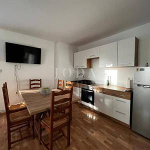 Kuća na prodaju blizu Malinske s pet apartmana
