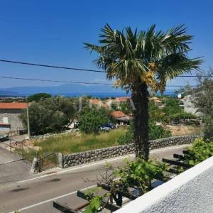 Kuća na prodaju blizu Malinske s pet apartmana