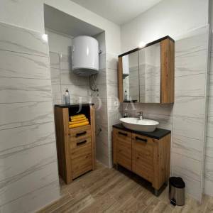 Kuća na prodaju blizu Malinske s pet apartmana