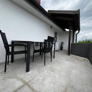 Kuća na prodaju blizu Malinske s pet apartmana