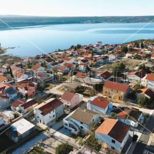 Kuća s 2 stana, garaža, pogled, 300 m od mora, Kruševo,  233 m2, 