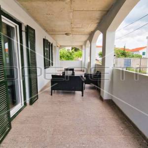 Kuća s 2 stana, garaža, pogled, 300 m od mora, Kruševo,  233 m2, 