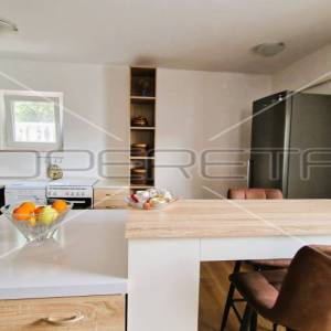 Kuća s 2 stana, garaža, pogled, 300 m od mora, Kruševo,  233 m2, 