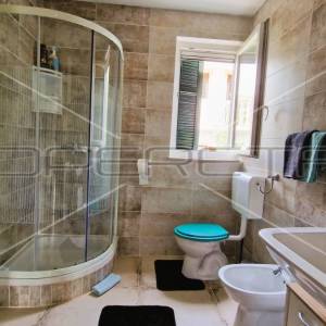 Kuća s 2 stana, garaža, pogled, 300 m od mora, Kruševo,  233 m2, 