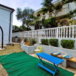 Kuća s 2 stana, garaža, pogled, 300 m od mora, Kruševo,  233 m2, 