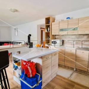 Kuća s 2 stana, garaža, pogled, 300 m od mora, Kruševo,  233 m2, 