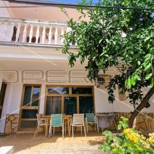 Kuća s 4 apartmana, pogled na more, garaža, dvorište, Tisno, 290 m2