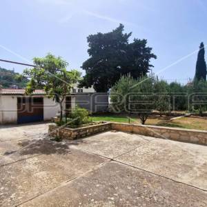 Kuća s 4 apartmana, pogled na more, garaža, dvorište, Tisno, 290 m2