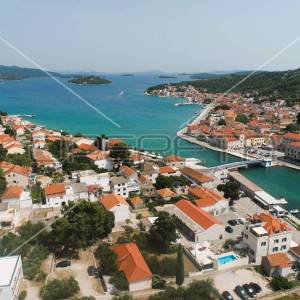 Kuća s 4 apartmana, pogled na more, garaža, dvorište, Tisno, 290 m2