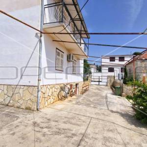 Kuća s 4 apartmana, pogled na more, garaža, dvorište, Tisno, 290 m2