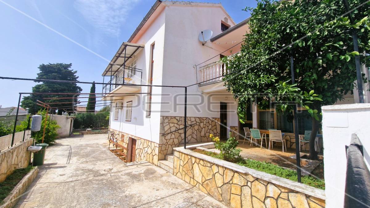 Kuća s 4 apartmana, pogled na more, garaža, dvorište, Tisno, 290 m2