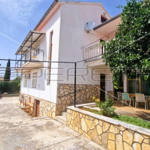 Kuća s 4 apartmana, pogled na more, garaža, dvorište, Tisno, 290 m2