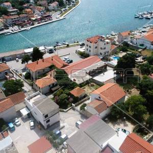 Kuća s 4 apartmana, pogled na more, garaža, dvorište, Tisno, 290 m2