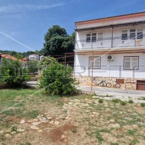 Kuća s 4 apartmana, pogled na more, garaža, dvorište, Tisno, 290 m2
