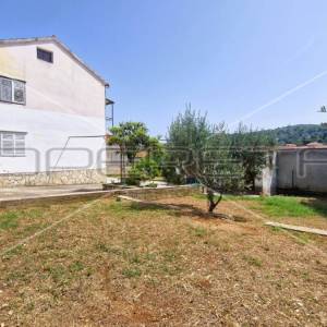 Kuća s 4 apartmana, pogled na more, garaža, dvorište, Tisno, 290 m2