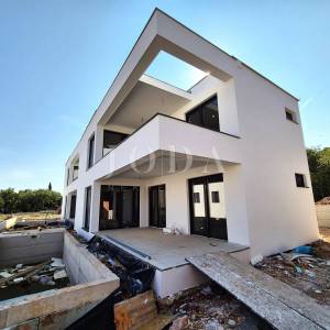 Kuća s bazenom - novogradnja, Malinska
