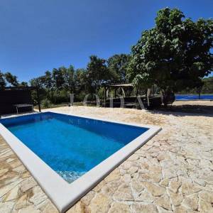 Kuća s bazenom u fazi renovacije, otok Krk