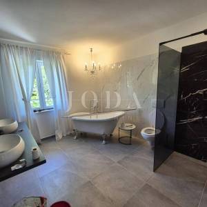 Kuća s bazenom u fazi renovacije, otok Krk