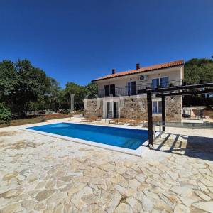 Kuća s bazenom u fazi renovacije, otok Krk