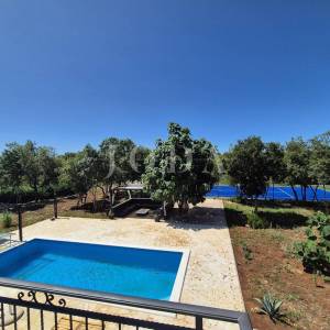 Kuća s bazenom u fazi renovacije, otok Krk