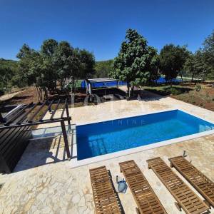 Kuća s bazenom u fazi renovacije, otok Krk