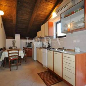 Kuća s dva apartmana u prirodi, okolica Vrbnika