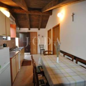 Kuća s dva apartmana u prirodi, okolica Vrbnika