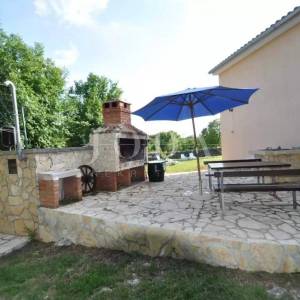 Kuća s dva apartmana u prirodi, okolica Vrbnika