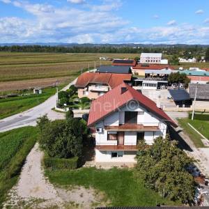 Kuća s dvije stambene jedinice u okolici Samobora