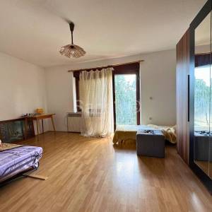 Kuća s dvije stambene jedinice u okolici Samobora