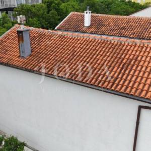 Kuća s pogledom na more i dvjema garažama – Klenovica