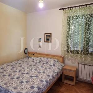 Kuća s pogledom na more i dvjema garažama – Klenovica