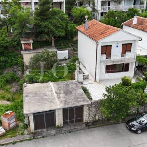 Kuća s pogledom na more i dvjema garažama – Klenovica