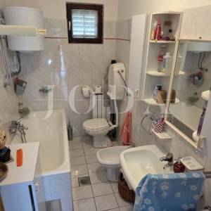 Kuća s pogledom na more i dvjema garažama – Klenovica