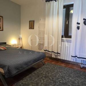 Kuća s pogledom na more i dvjema garažama – Klenovica