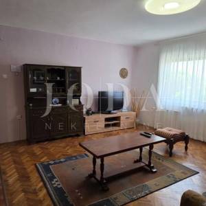 Kuća s pogledom na more i dvjema garažama – Klenovica