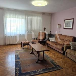 Kuća s pogledom na more i dvjema garažama – Klenovica