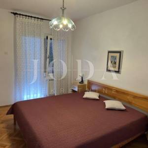 Kuća s pogledom na more i dvjema garažama – Klenovica
