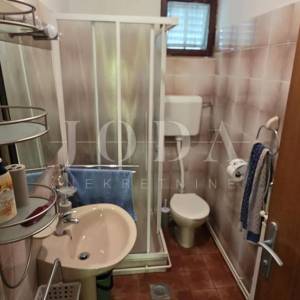 Kuća s pogledom na more i dvjema garažama – Klenovica