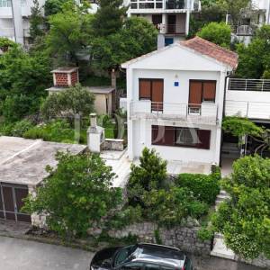 Kuća s pogledom na more i dvjema garažama – Klenovica