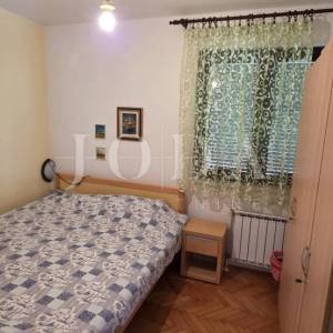 Kuća s pogledom na more i dvjema garažama – Klenovica