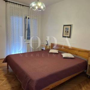 Kuća s pogledom na more i dvjema garažama – Klenovica