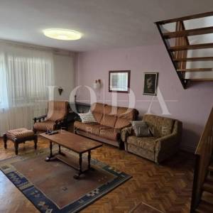 Kuća s pogledom na more i dvjema garažama – Klenovica