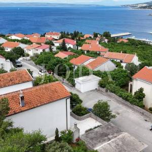Kuća s pogledom na more i dvjema garažama – Klenovica