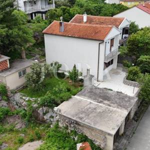Kuća s pogledom na more i dvjema garažama – Klenovica