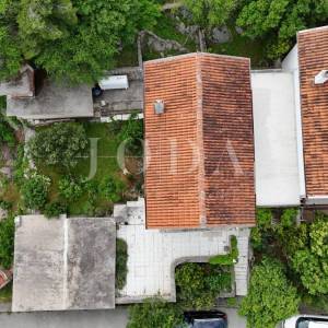 Kuća s pogledom na more i dvjema garažama – Klenovica