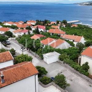 Kuća s pogledom na more i dvjema garažama – Klenovica