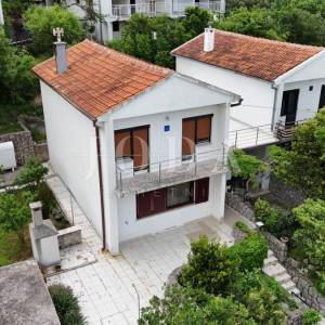 Kuća s pogledom na more i dvjema garažama – Klenovica